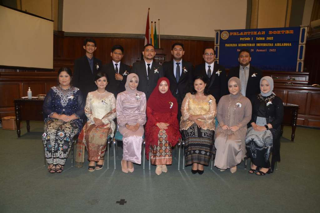 Oktara (pojok kiri belakang) saat dilantik sebagai dokter