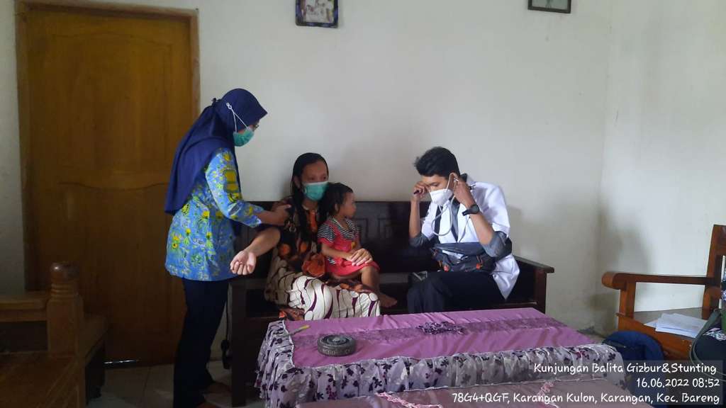 Dokter Oktara saat kunjungi masyarakat untuk pemeriksaan gizi buruk