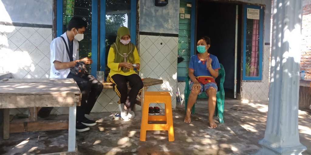 Dokter Oktara saat kunjungi masyarakat untuk pemeriksaan gizi buruk