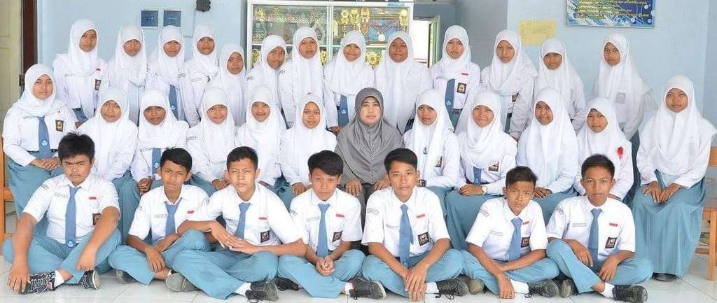 Mita Saputri dan teman sekelasnya di SMA