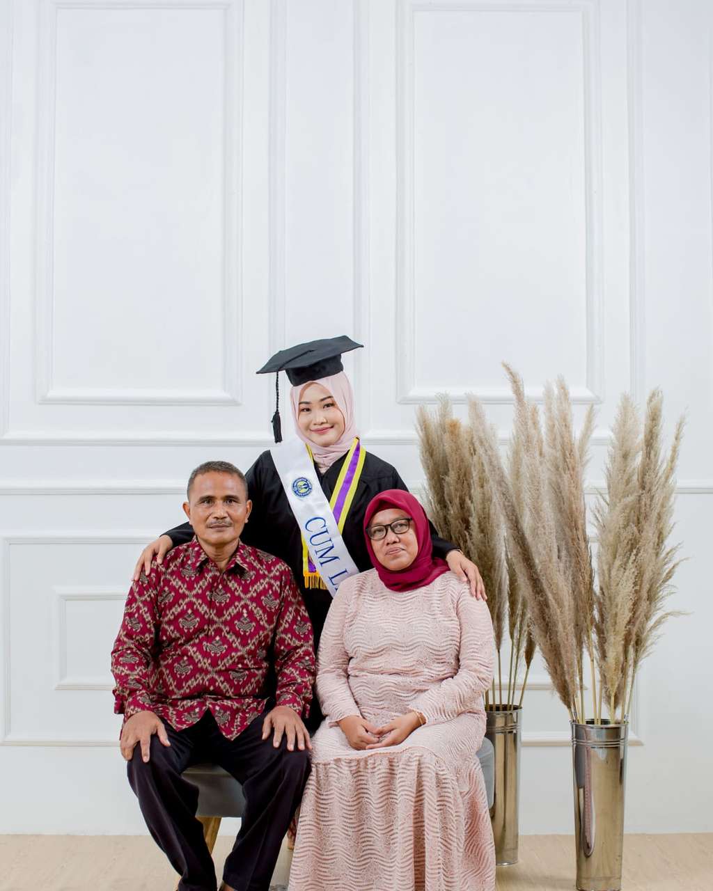 Mita Saputri bersama kedua orang tuanya saat wisuda S1