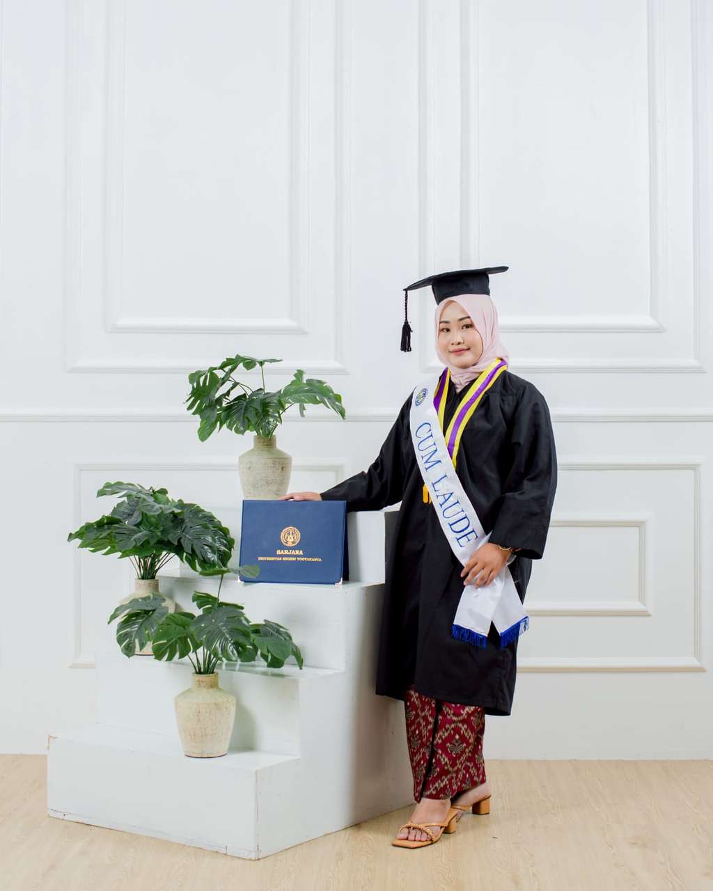 Mita Saputri saat foto wisuda