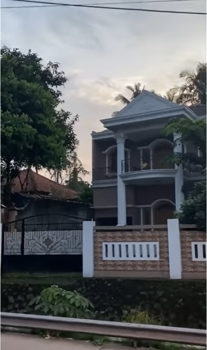 rumah mewah di pinggir sungai