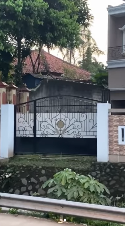 rumah mewah di pinggir sungai