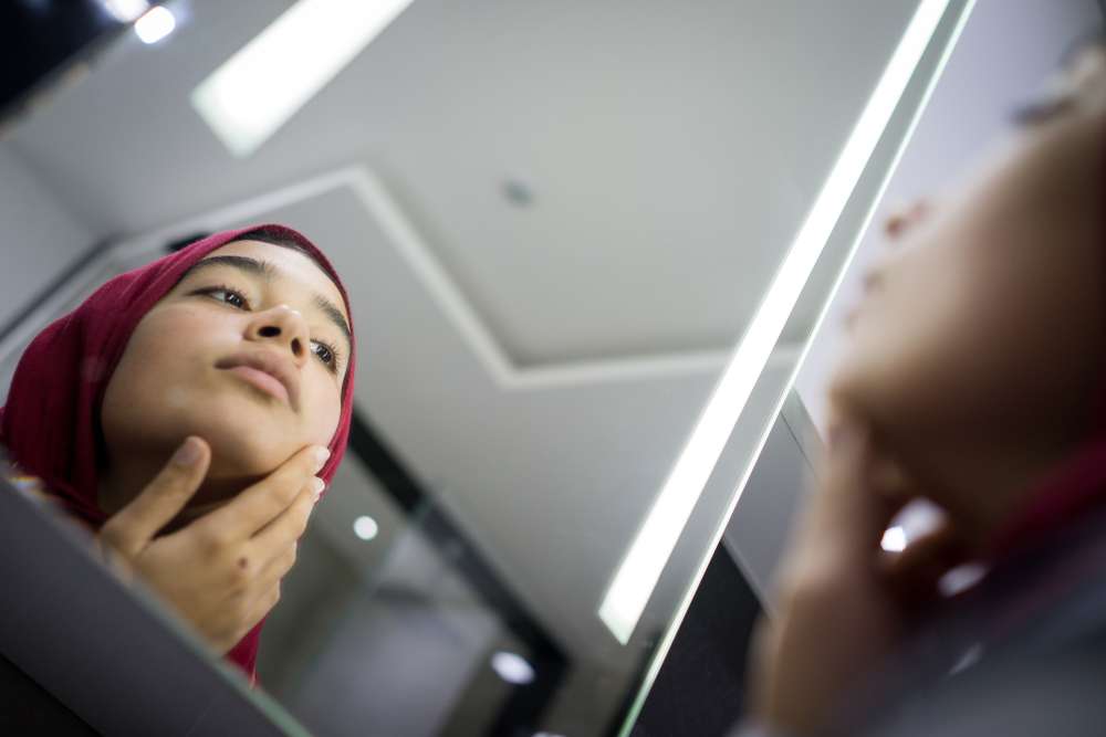 Memiliki Wajah Berjerawat