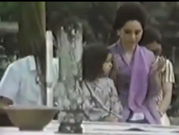 Ratna Sari Dewi mencium makam Soekarno
