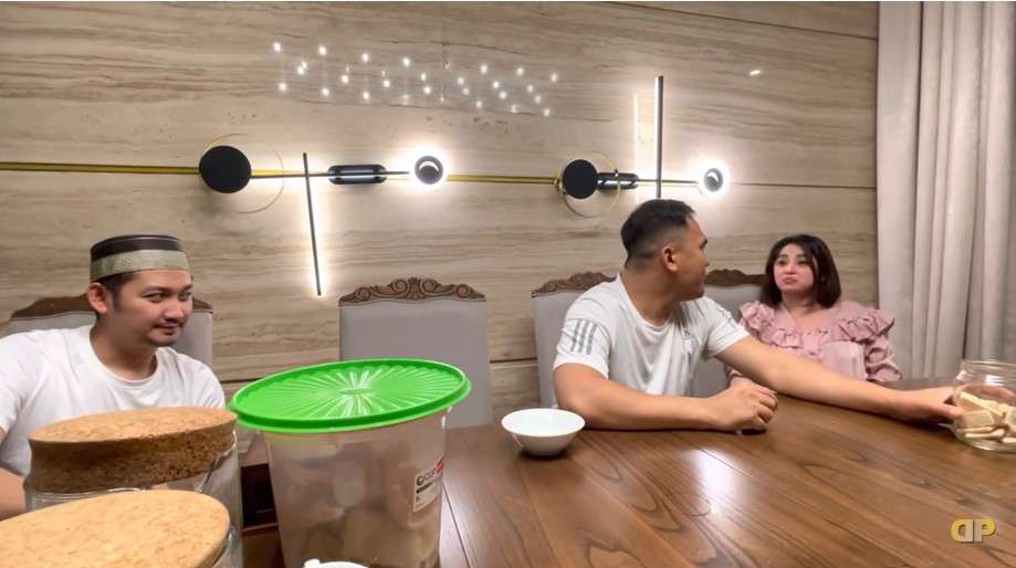 Dewi perssik bersama Angga dan Saipul Jamil