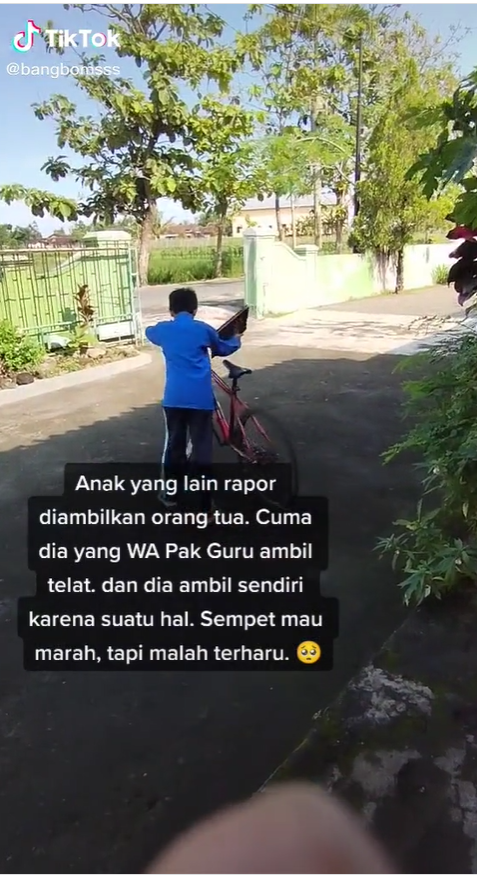 Bocah ambil rapor tanpa didampingi orangtua Bocah ambil rapor tanpa didampingi orangtua