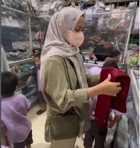 Kembar lima belanja seragam