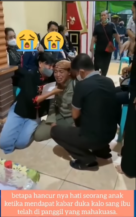 Polhut tersungkur dan menangis di depan peti ibu