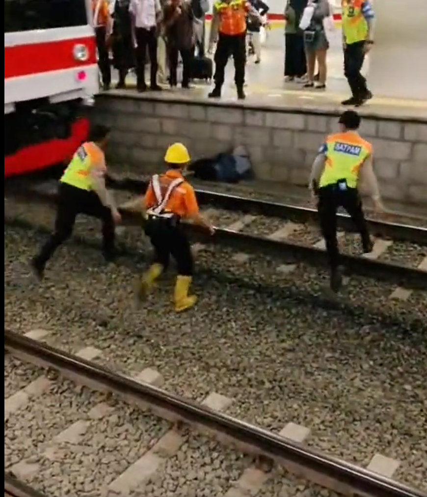 Penumpang nyaris terlindas kereta di Stasiun Manggarai