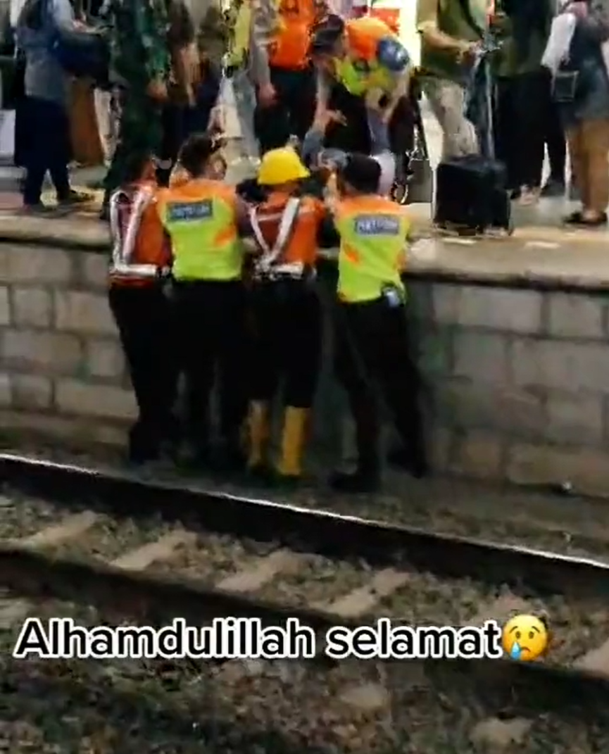 Penumpang nyaris terlindas kereta di Stasiun Manggarai