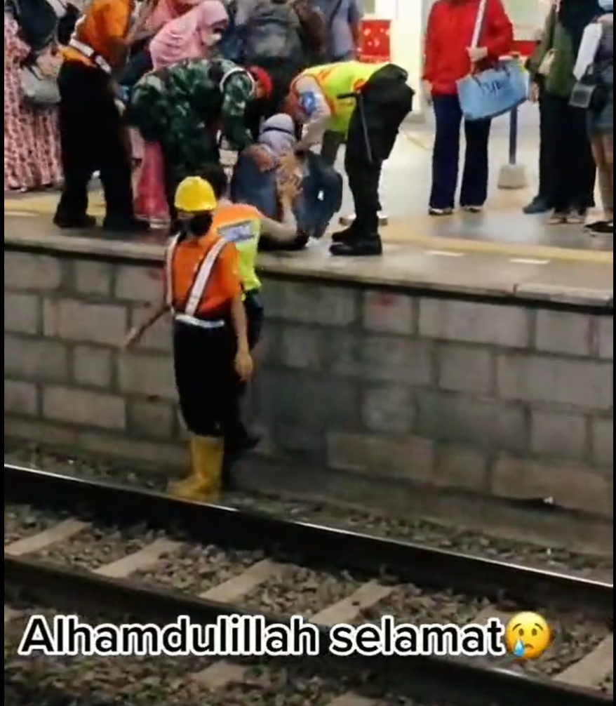 Penumpang nyaris terlindas kereta di Stasiun Manggarai