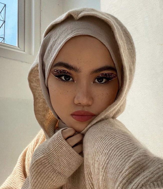 Gaya Makeup Mata Sashfir