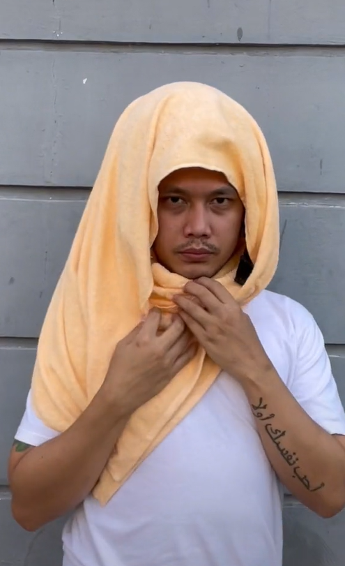 TikToker Ungkap Isi Hijab yang Tampak Besar di Belakang