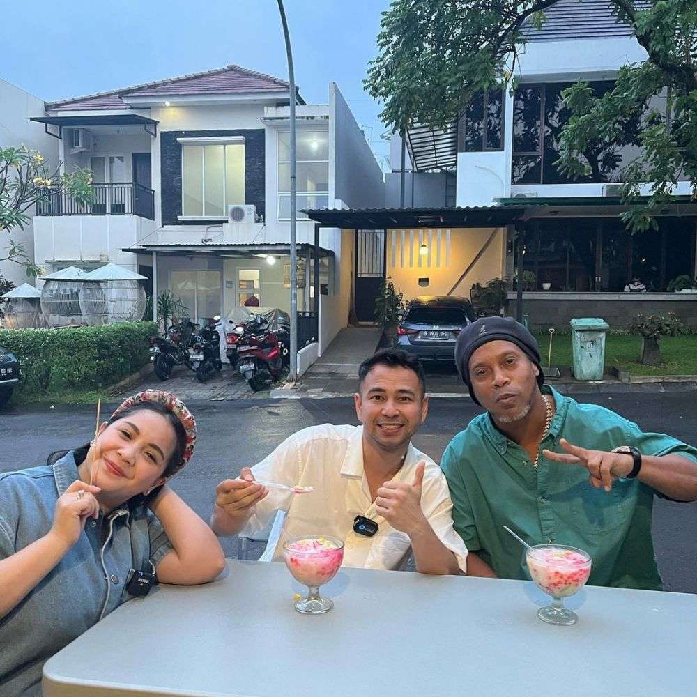 ronaldinho kulineran di indonesia