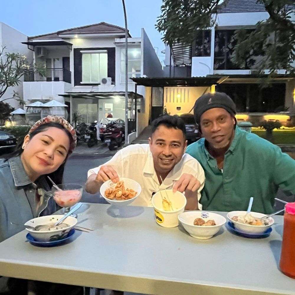 ronaldinho kulineran di indonesia