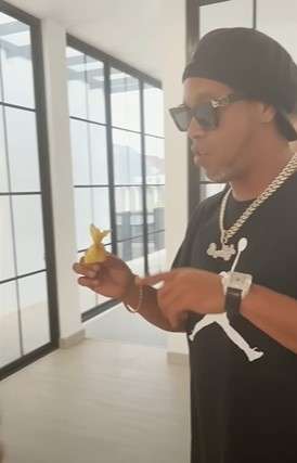 ronaldinho kulineran di indonesia
