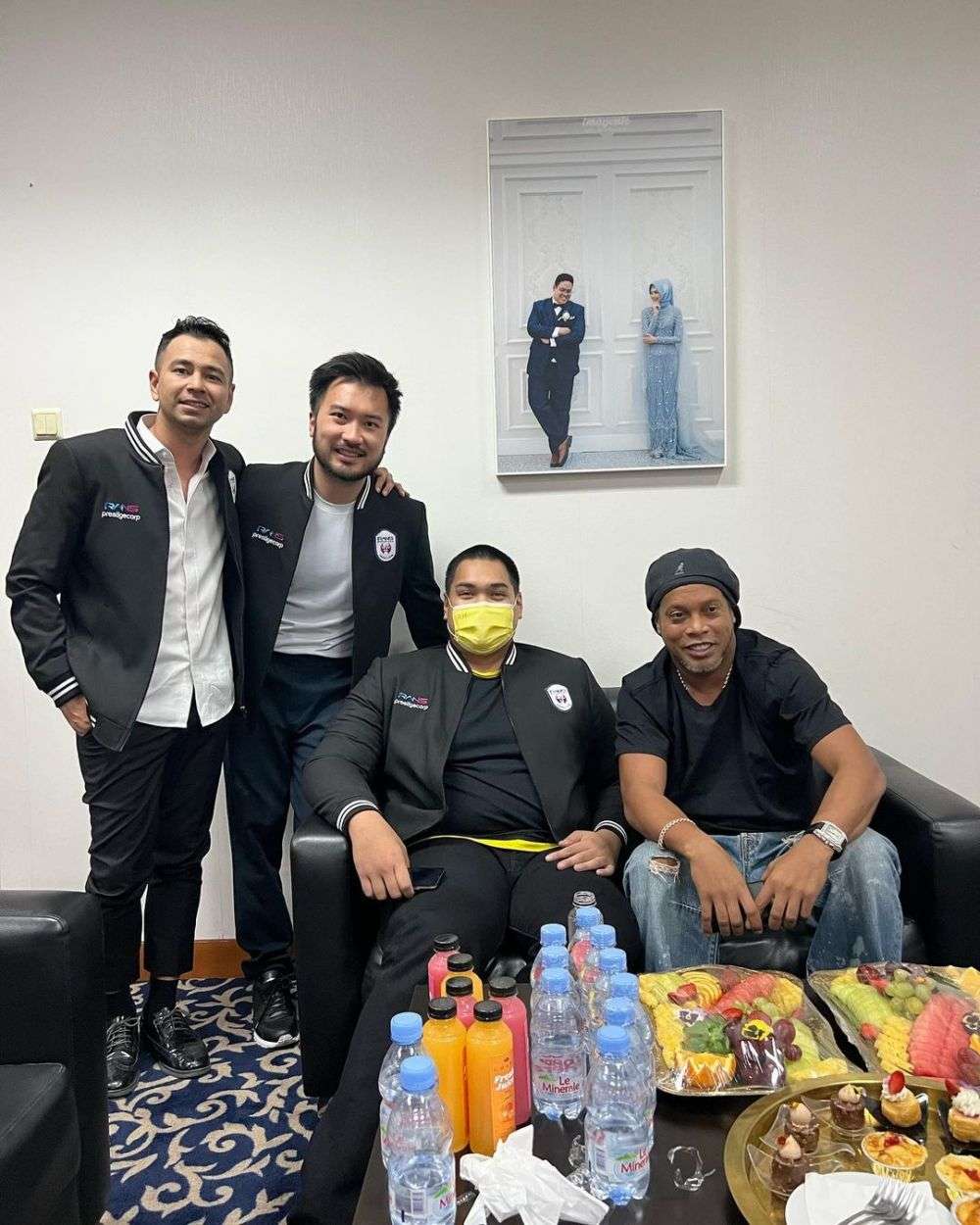 ronaldinho kulineran di indonesia