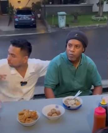 ronaldinho kulineran di indonesia