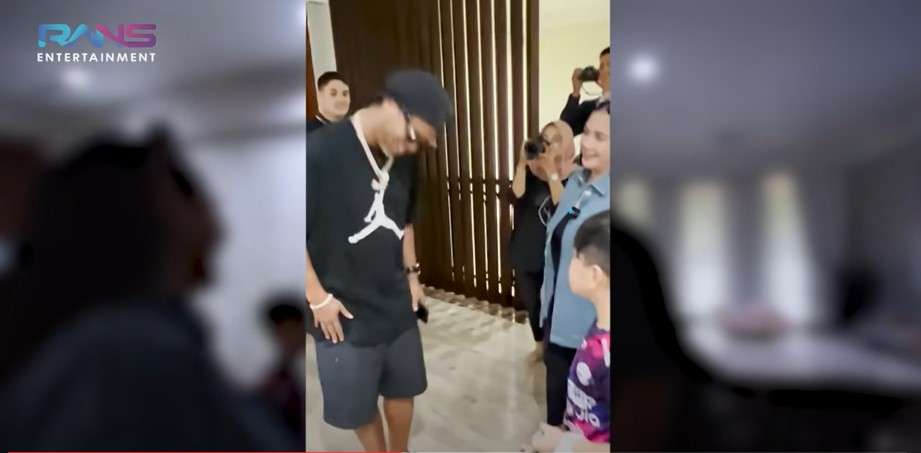 Ronaldinho tersenyum dan menundukan kepala ke Rafathar