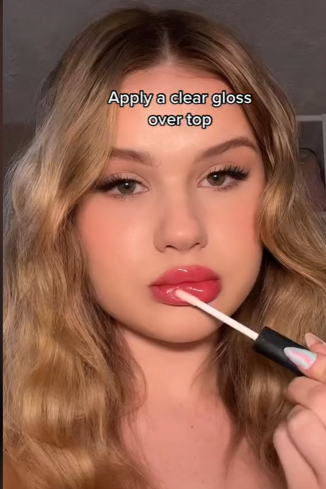 Memakai Lip Gloss