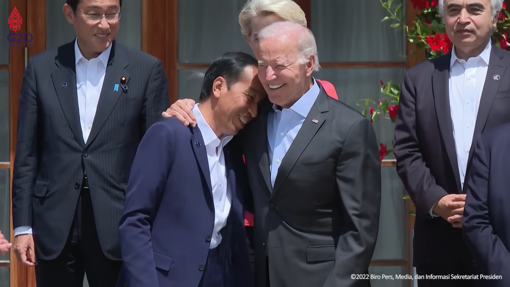 Pelukan hangat Joe Biden untuk Jokowi