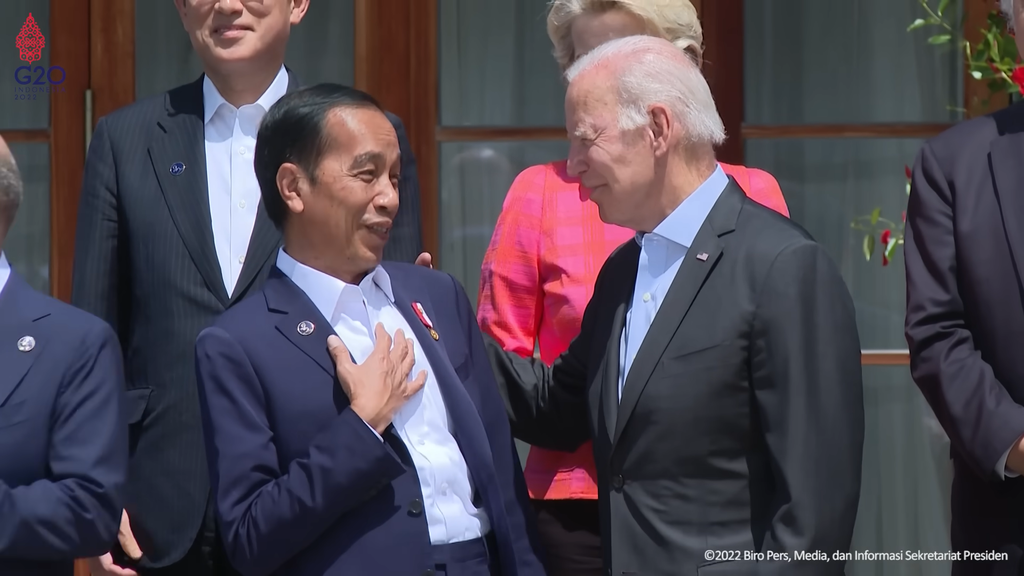 Pelukan hangat Joe Biden untuk Jokowi