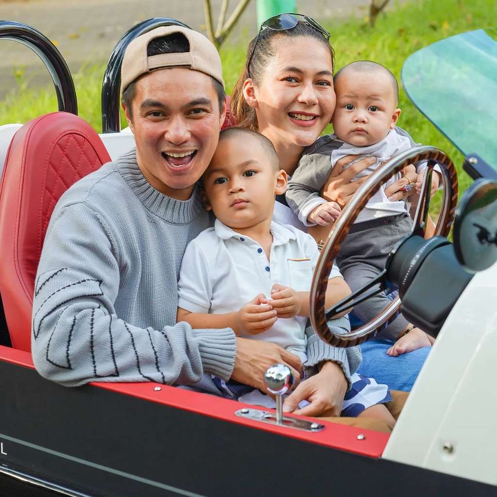 Baim bersama Istri dan kedua putranya