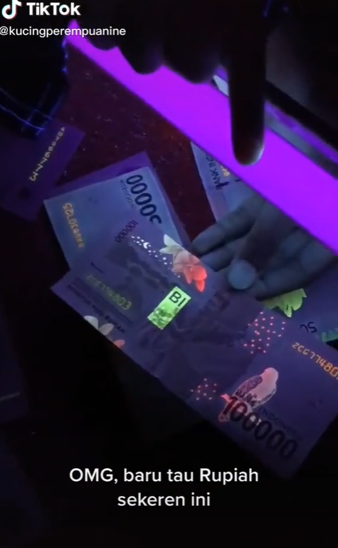 Penampakan uang Rp100 ribu dalam kegelapan