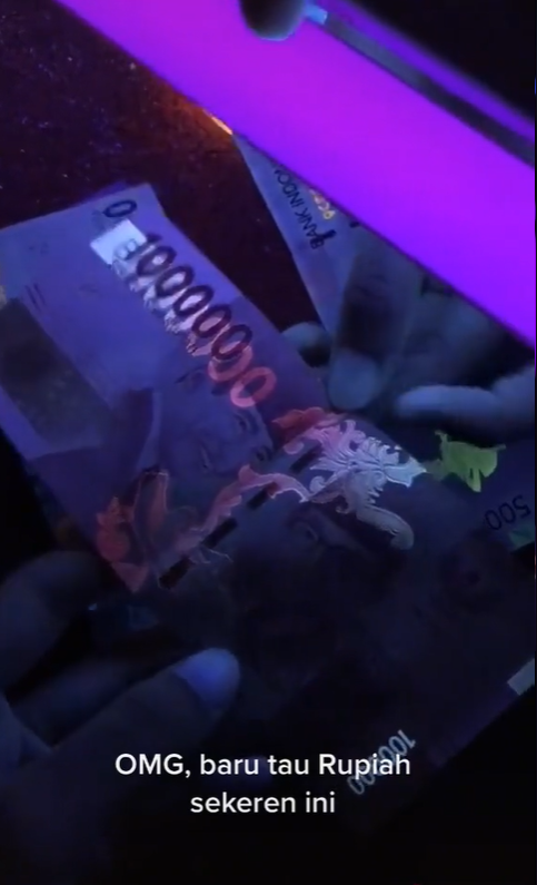 Penampakan uang Rp100 ribu dalam kegelapan