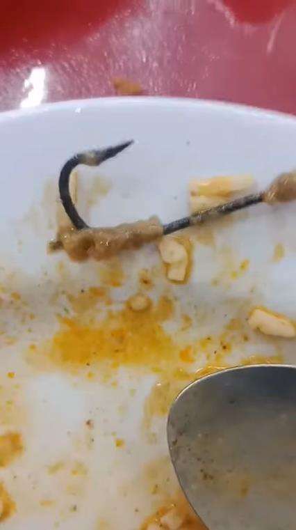 Makan kari kepala ikan dapat bonus mengerikan.