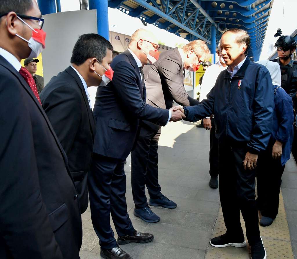 Jokowi tiba di Kyiv dikawal tentara bersenjata laras panjang