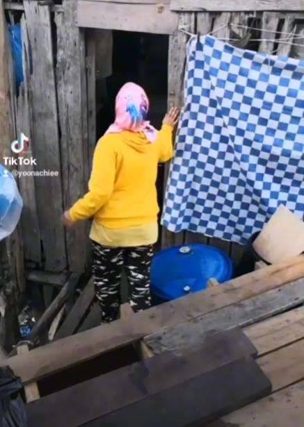 Meski dihina rumah mau roboh, ibu ini tetap happy.