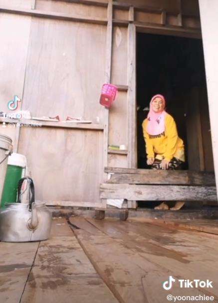 Meski dihina rumah mau roboh, ibu ini tetap happy.