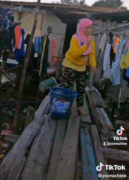 Meski dihina rumah mau roboh, ibu ini tetap happy.