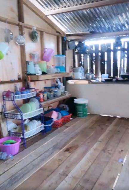 Meski dihina rumah mau roboh, ibu ini tetap happy.