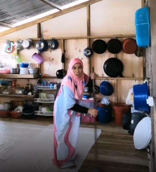 Meski dihina rumah mau roboh, ibu ini tetap happy.