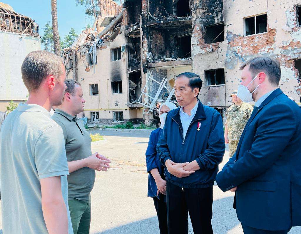 Potret Jokowi di Bawah Reruntuhan Perang di Ukraina