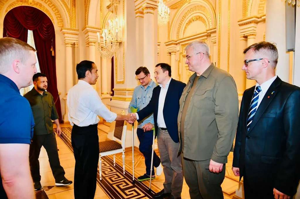 Jokowi bertemu Presiden Ukraina Volodymyr Zelenskyy di Istana Maryinsky