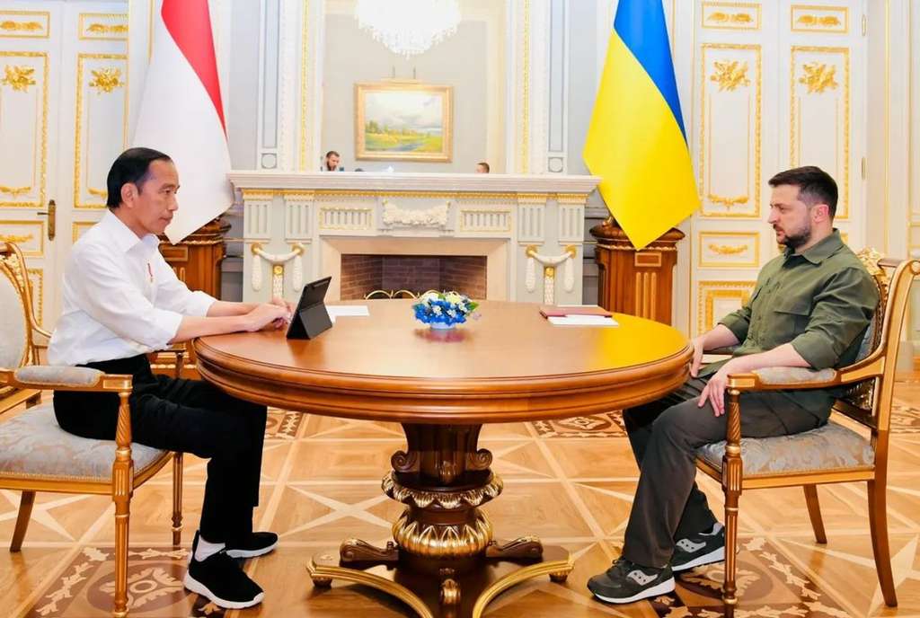 Jokowi bertemu Presiden Ukraina Volodymyr Zelenskyy di Istana Maryinsky