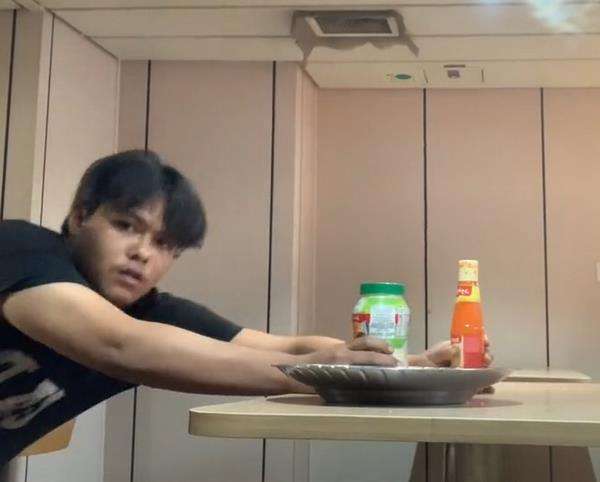 Susahnya pelaut mau makan saat ombak datang menghantam kapal.