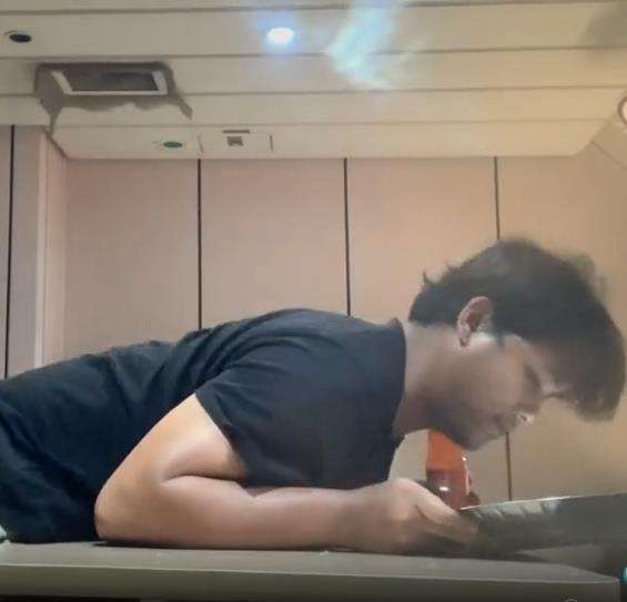 Susahnya pelaut mau makan saat ombak datang menghantam kapal.