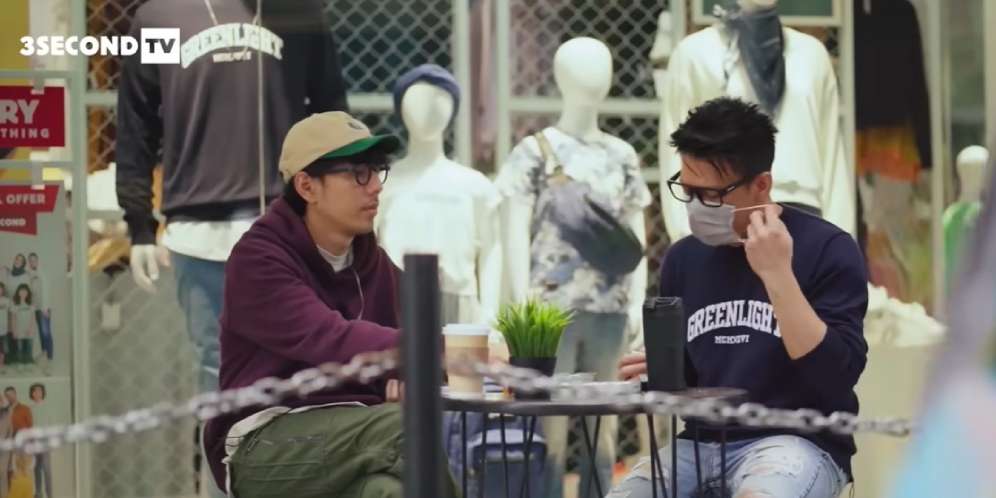 Ariel NOAH saat membuka masker (Foto: Youtube/3secondTV)