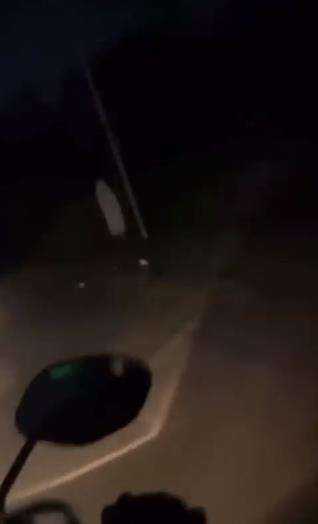 Pemotor melihat penampakan pocong di pinggir jalan.