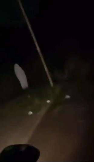 Pemotor melihat penampakan pocong di pinggir jalan.