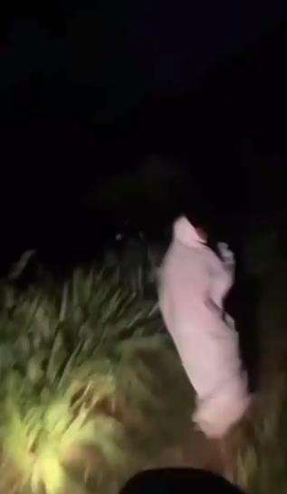 Pemotor melihat penampakan pocong di pinggir jalan.