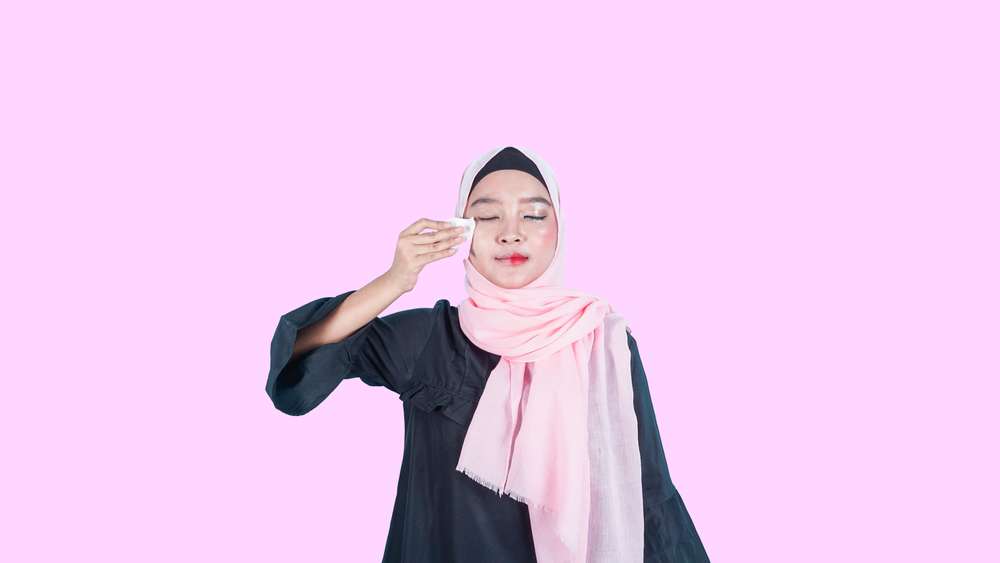 Membersihkan Wajah
