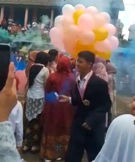 Acara perpisahan sekolah berakhir runyam.