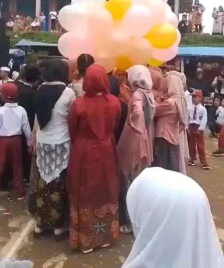 Acara perpisahan sekolah berakhir runyam.